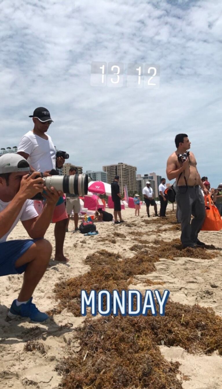 Julieta Ortega lució su lomazo en malla a los 44… ¡se encontró con Kourtney Kardashian en las playas de Miami!