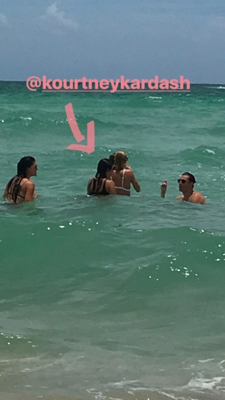 Julieta Ortega lució su lomazo en malla a los 44… ¡se encontró con Kourtney Kardashian en las playas de Miami!