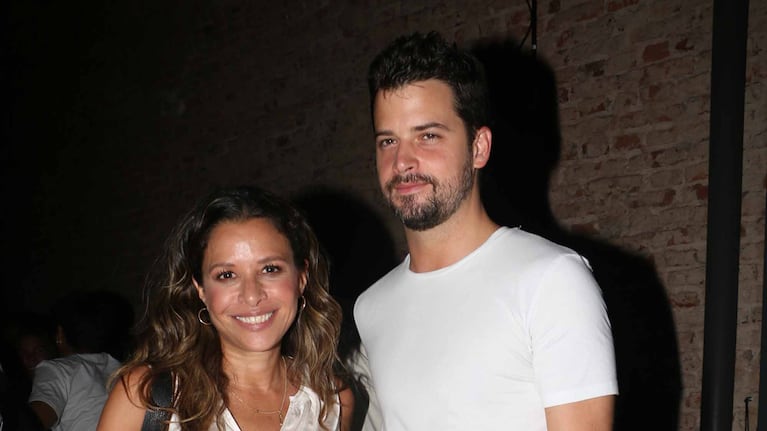 Julieta Ortega, mimosa junto a Camilo Vaca Narvaja. (Foto: Movilpress)