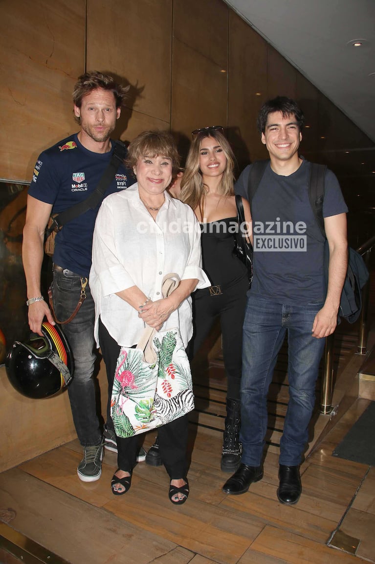 Julieta Poggio, Betiana Blum, Agustín Sullivan y Mario Guerci  (Foto: Movilpress)