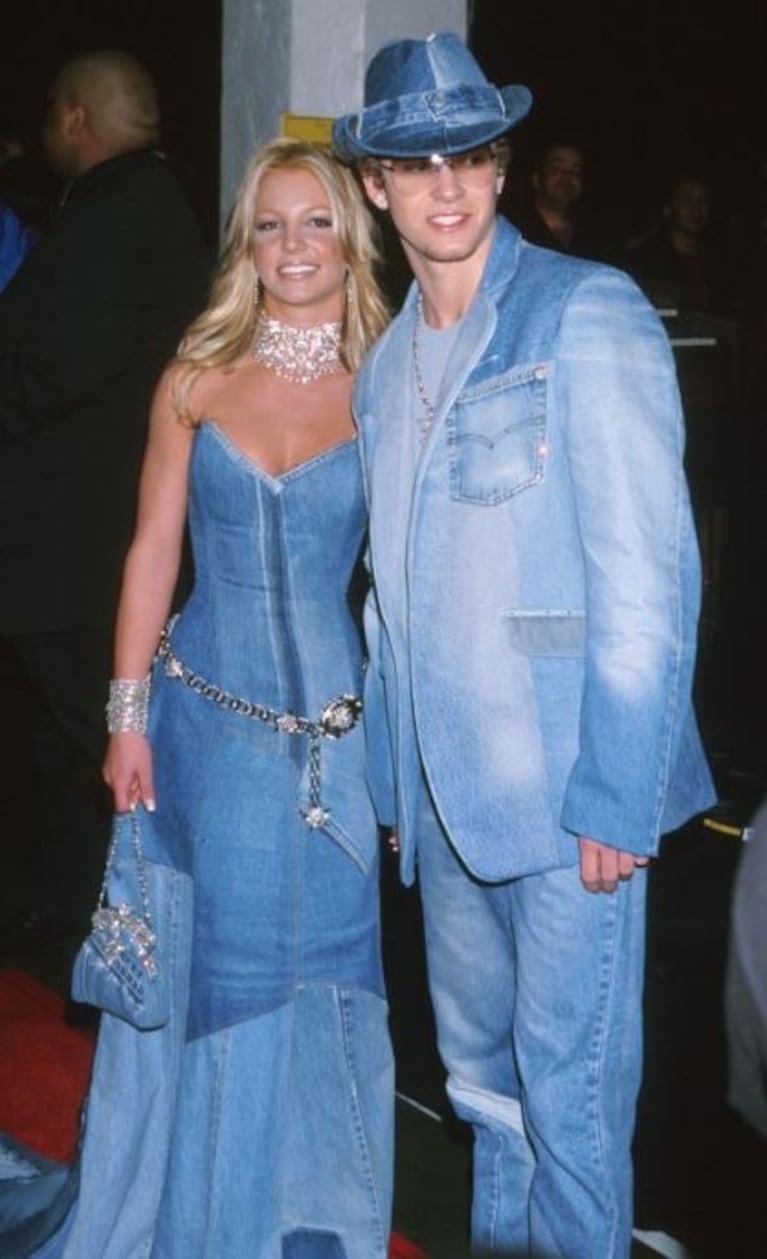 Julieta Poggio, cada vez más parecida a Britney Spears con su look total denim