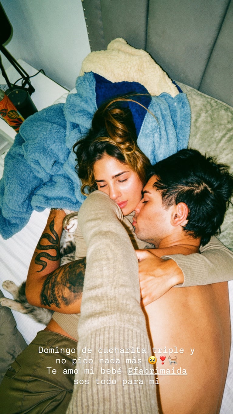 Julieta Poggio compartió una foto íntima con su novio y habló de su “cucharita triple”. Crédito: Instagram