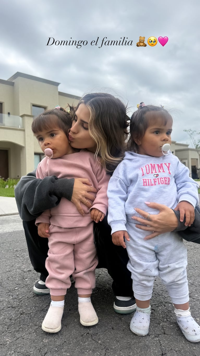 Julieta Poggio, con las gemelas de Daniela Celis y Thiago Medina (Foto: Instagram)
