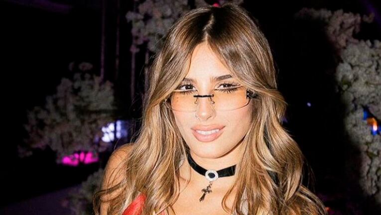 Julieta Poggio impactó con un look de alto voltaje para salir con amigas.