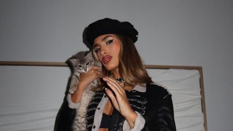 Julieta Poggio junto a su gatita Chimuela