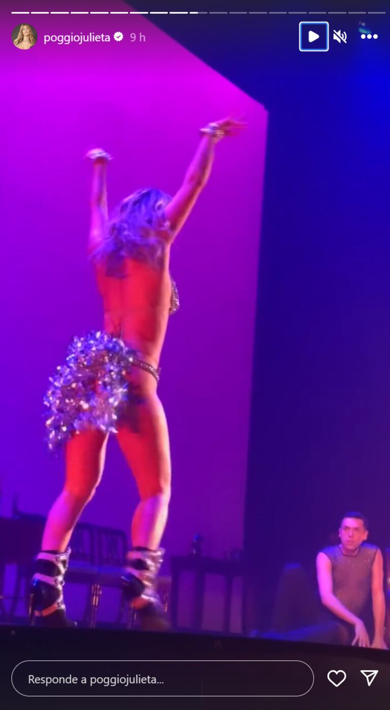 Julieta Poggio se lanzó como vedette y enamoró a todos con su look: lencería y plumas