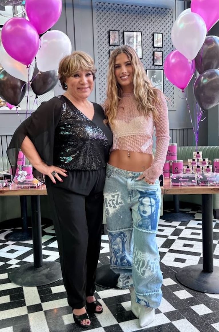 Julieta Poggio y Betiana Blum adelantan el estreno de Coqueluche en la calle Corrientes