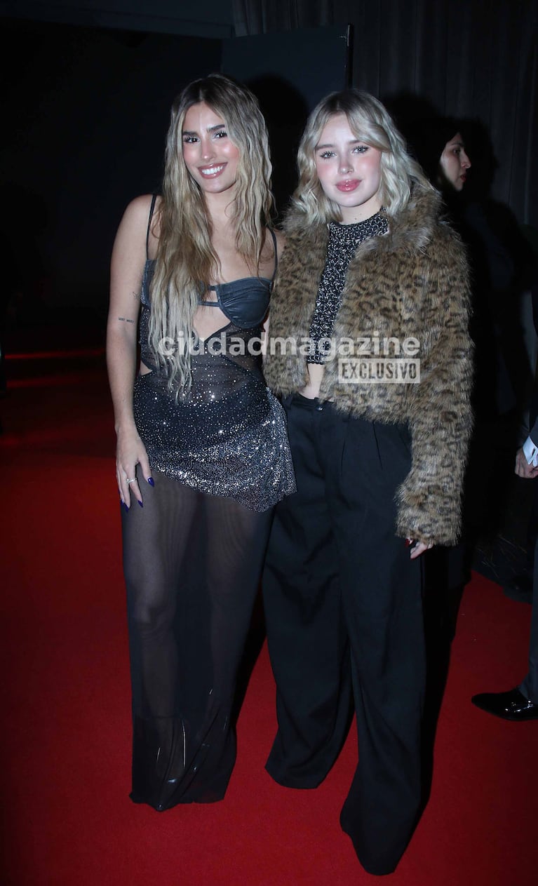 Julieta Poggio y Coti Romero en la gala de Asociar (Foto: Movilpress).