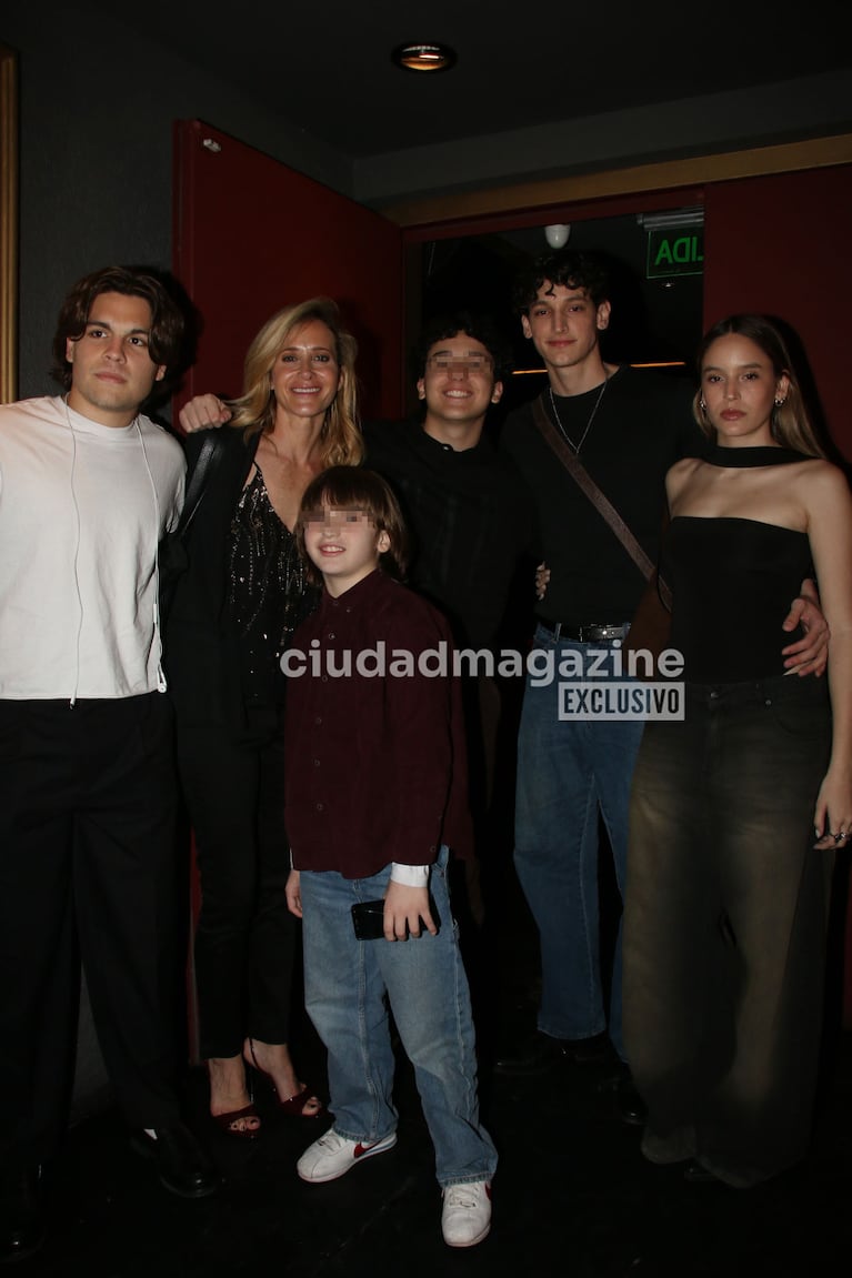 Julieta Prandi abrazada a Mateo y Rocco, sus hijos con Claudio Contardi. (Foto: Movilpress)