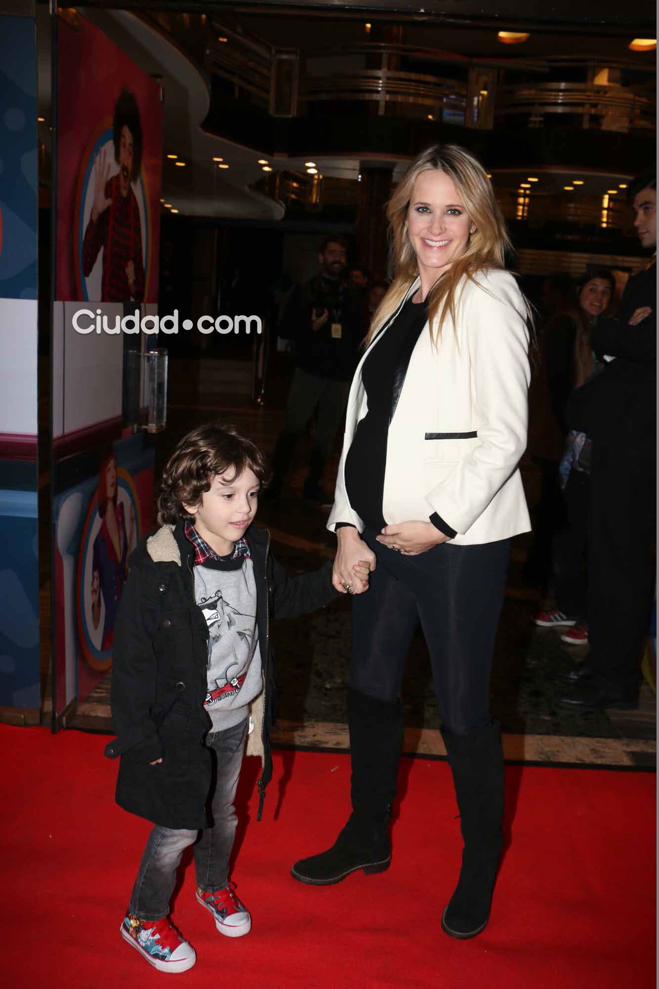 Julieta Prandi con su hijo, en el teatro Ópera viendo a Topa (Foto: Movilpress)