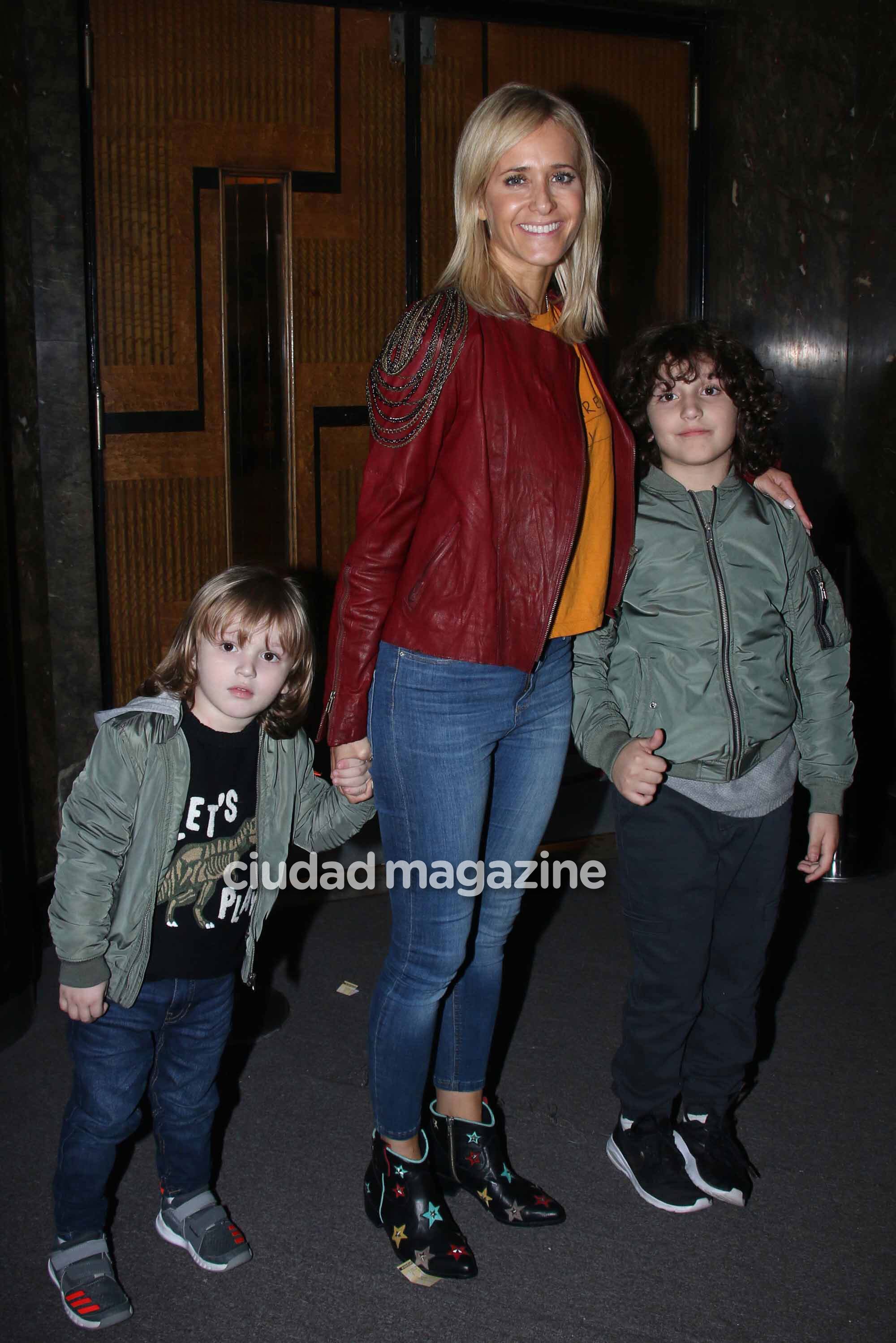  Julieta Prandi con sus hijos en el show de Topa (Foto: Movilpress)