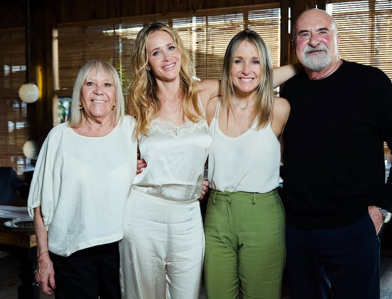 Julieta Prandi con sus papás y su hermana. (Foto: @jprandi)