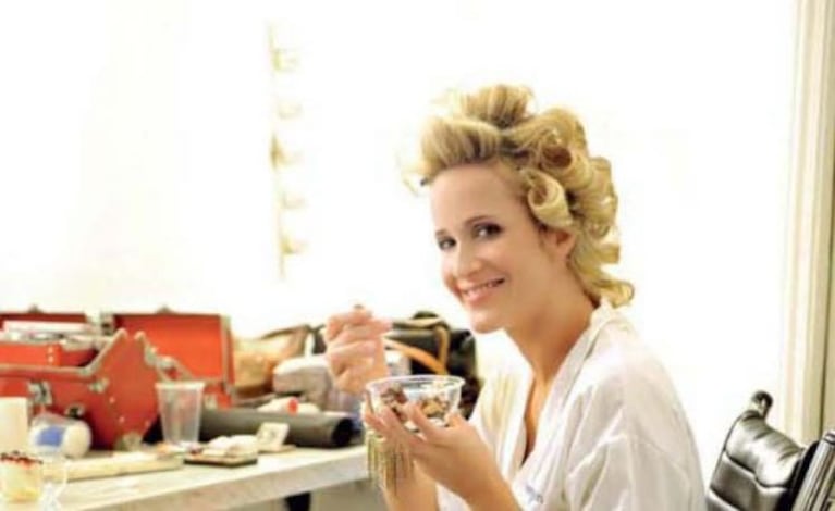 Julieta Prandi, en el back de la producción de fotos. (Foto: revista Gente)