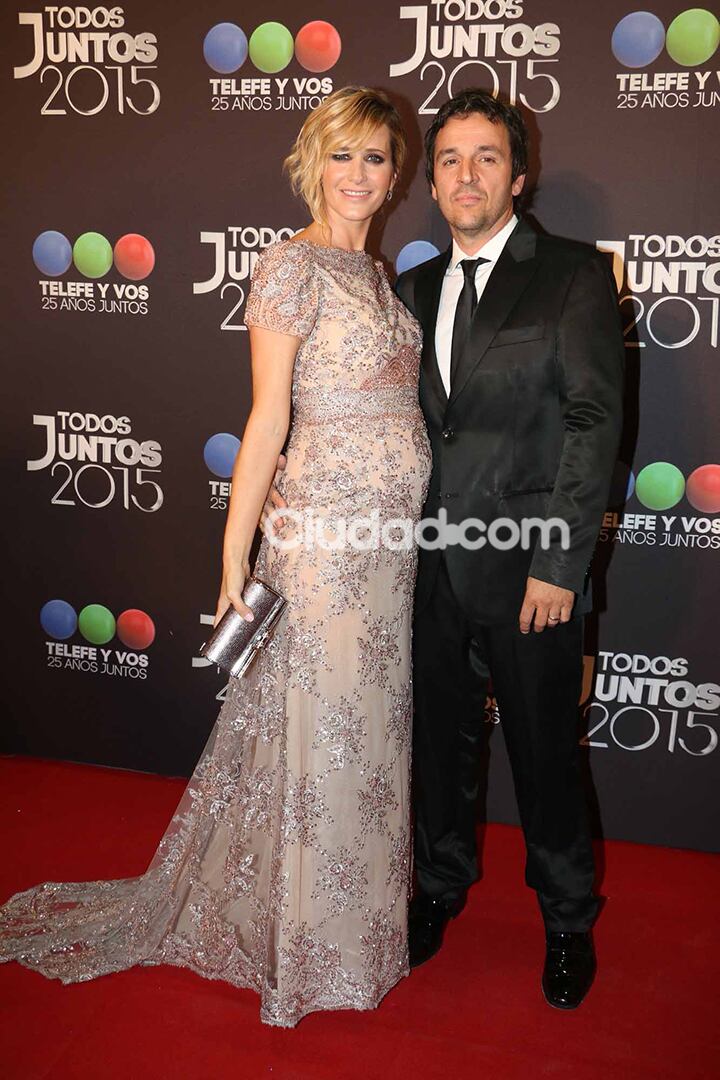 Julieta Prandi junto a su marido, en la fiesta de Telefe. (Foto: Movilpress)