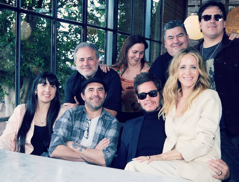 Julieta Prandi y Emanuel Ortega con amigps. (Foto: @jprandi)