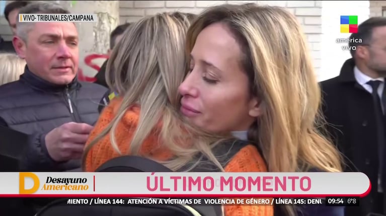 Julieta Prandi y su hermana Natalia a los abrazos el tercer día del juicio a Claudio Contardi (Foto: captura de América).