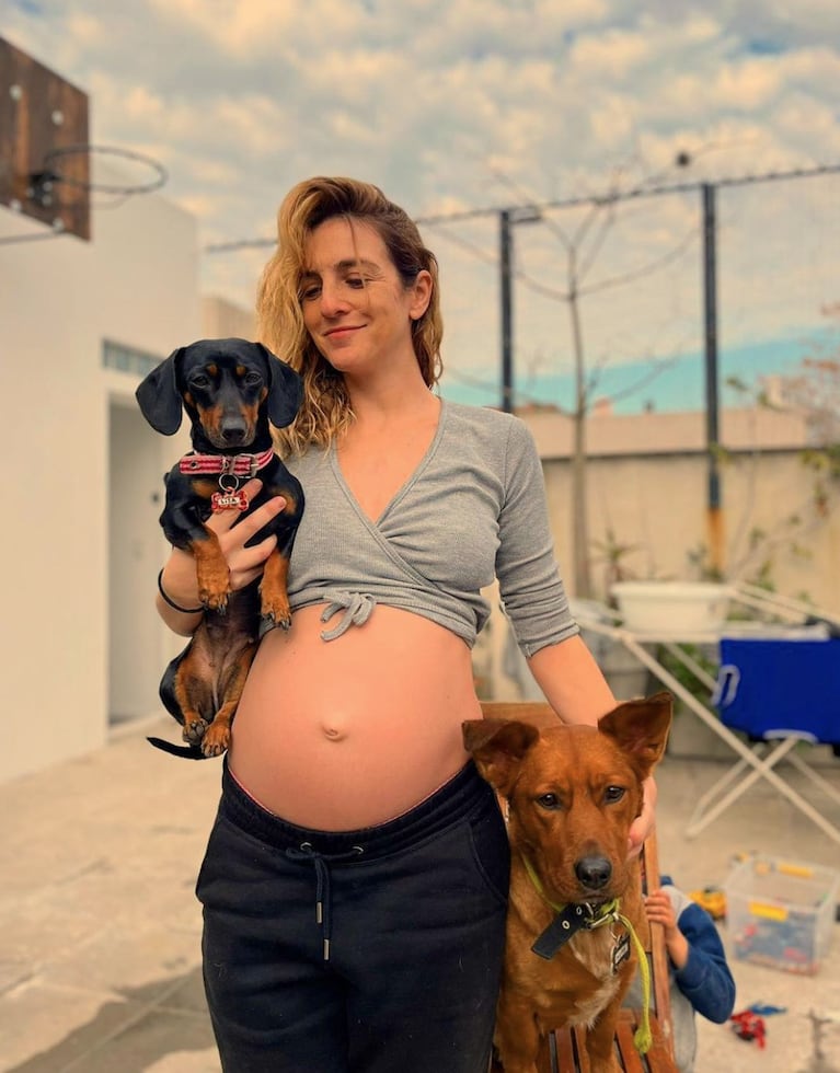 Julieta Zylberberg mostró su enorme pancita de embarazada junto a sus mascotas