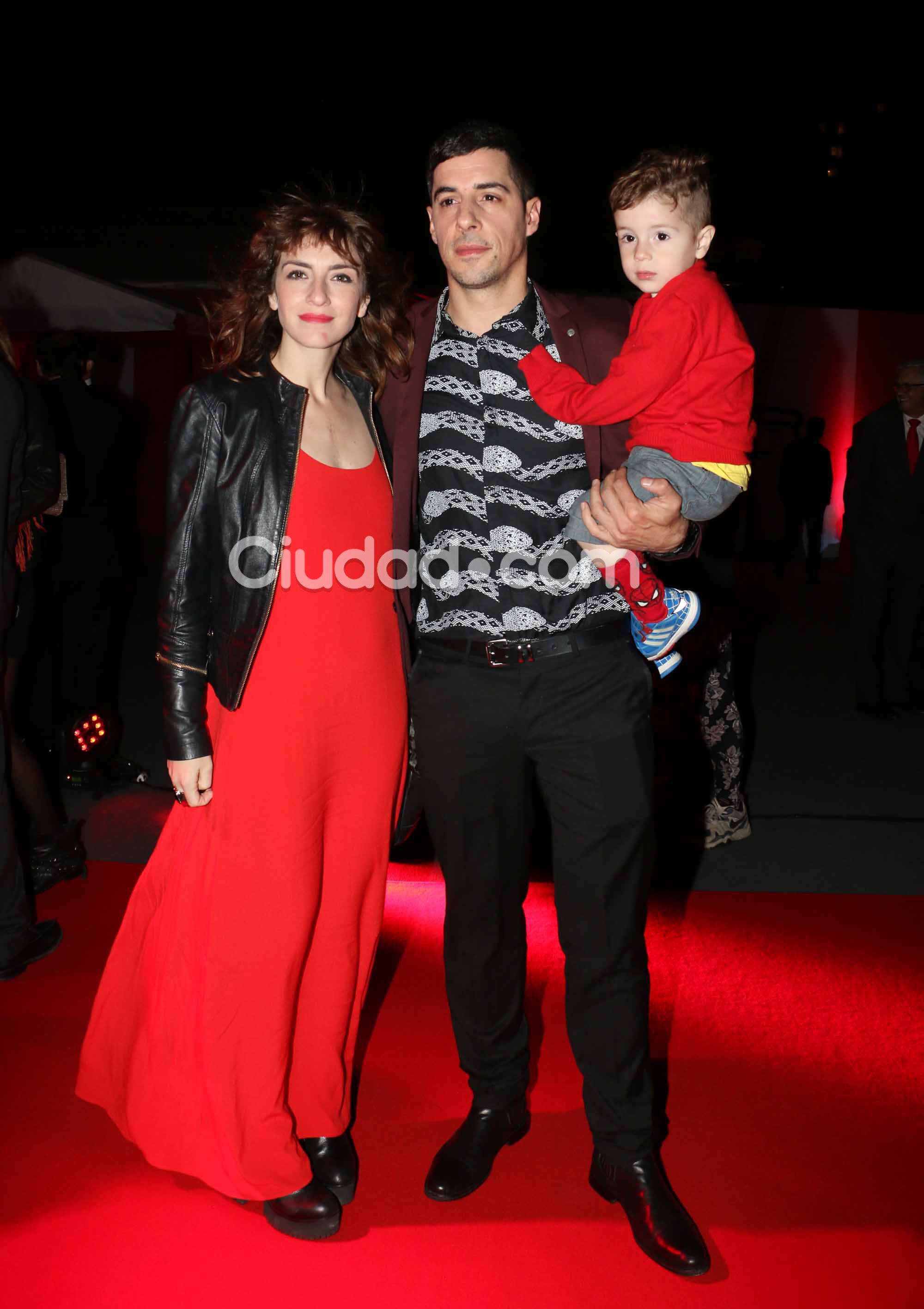 Julieta Zylberberg y Esteban Lamothe fueron junto a su hijito Luis (Fotos: Movilpress).