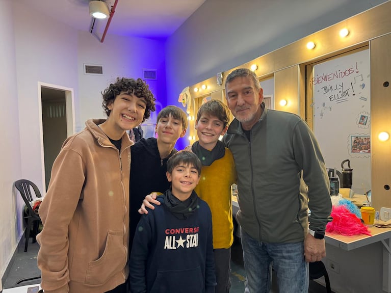 Julio Bocca con el elenco de Billy Elliot