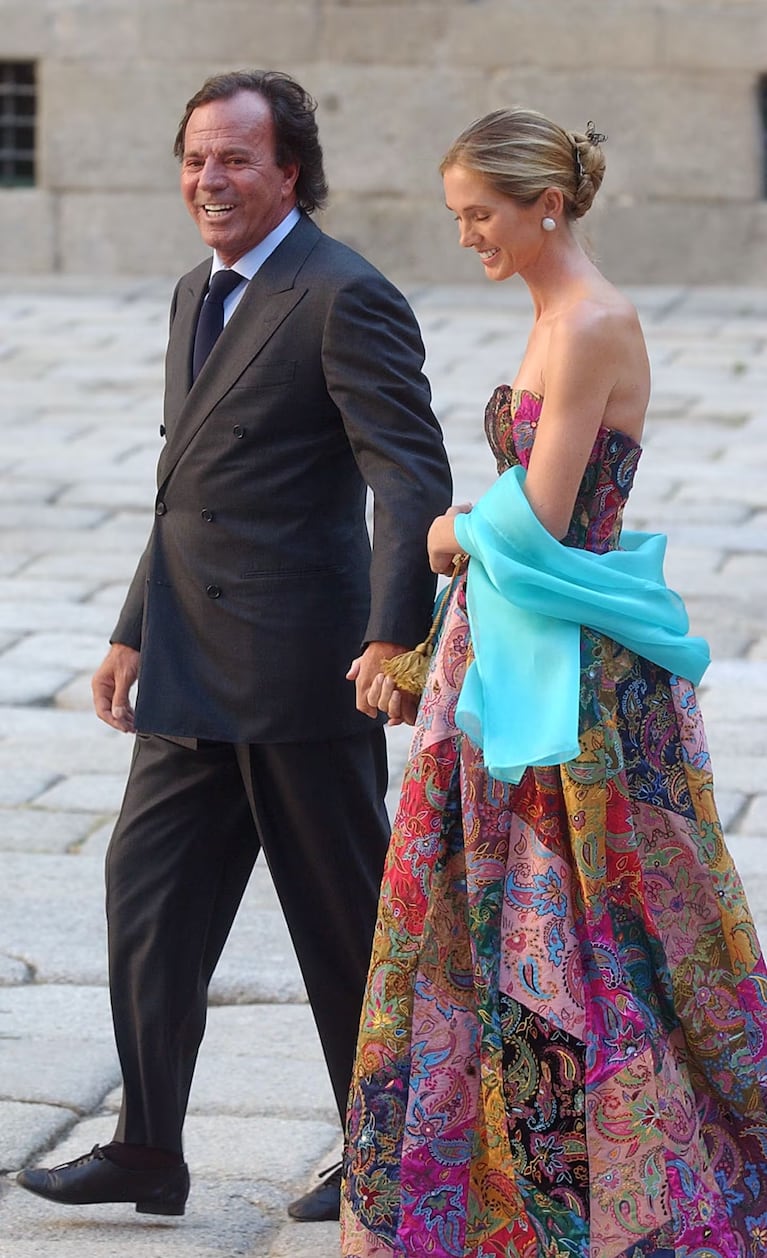 Julio Iglesias y su esposa deberán presentarse ante la Justicia de Miami por una demanda millonaria. Crédito: AFP