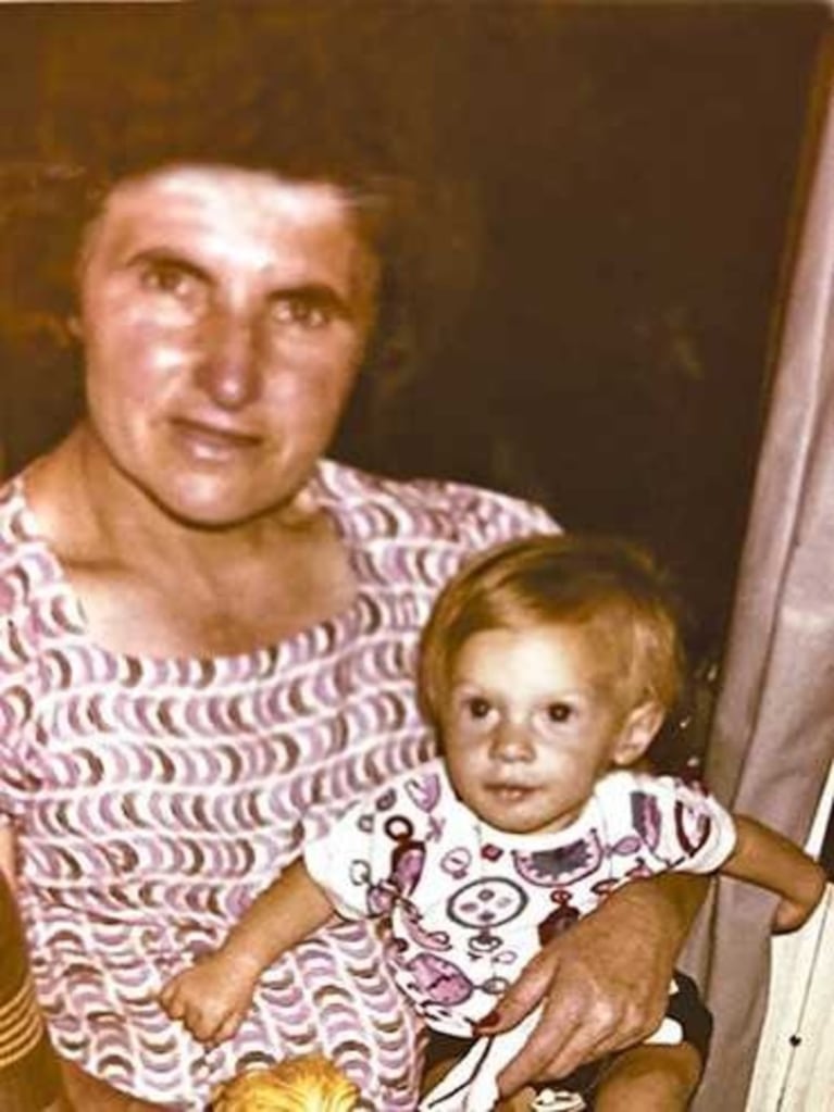 Junto a Felipa, su abuela materna.
