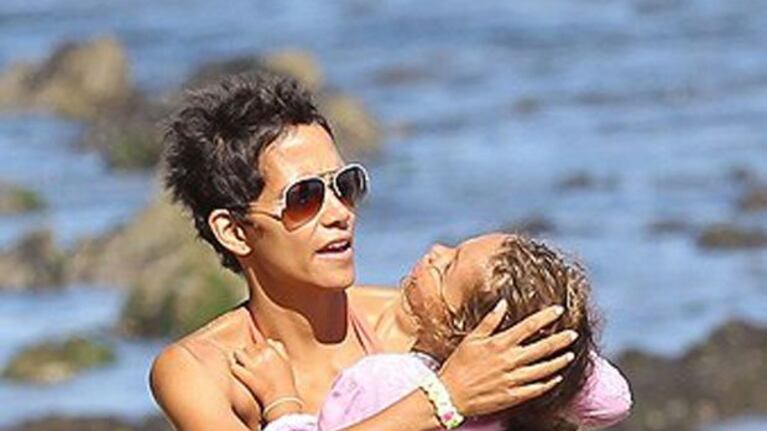 Junto a su hija Nahla de tres años, se divirtió en el mar.