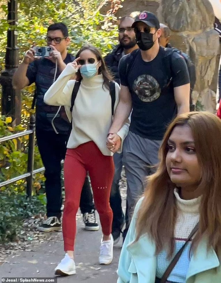 JUNTOS. Chris Evans y Alba Baptista en el Central Park (Foto: Redes)