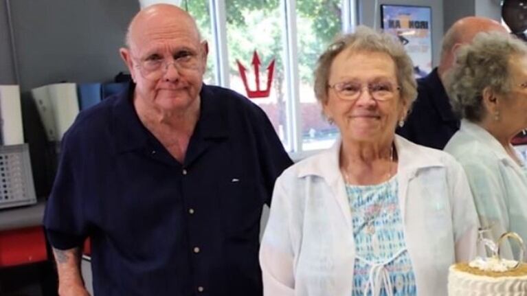 Juntos por siempre: una pareja de ancianos muere tomados de la mano. Foto: Facebook.