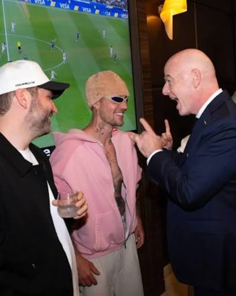 Justin Bieber, junto a Gianni Infantino, durante la ceremonia de inauguración del Mundial 2026 en Inglewood, California.