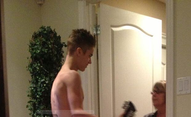 Justin Bieber le cantó a su abuela… ¡completamente desnudo! (Foto: TMZ).