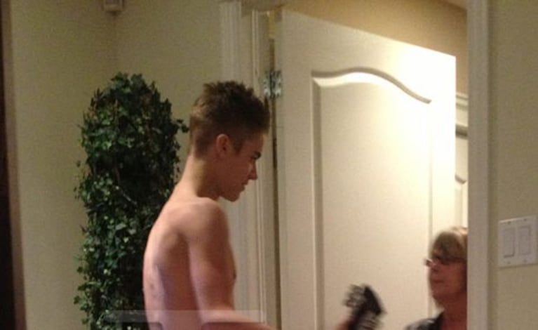 Justin Bieber le cantó a su abuela… ¡completamente desnudo! (Foto: TMZ).