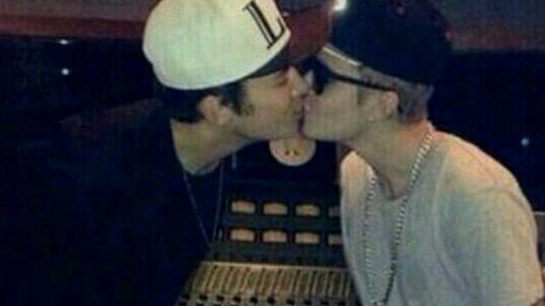 Justin Bieber: revuelo en la Web por una imagen del canadiense besando a Austin Mahone. (Foto: Web)