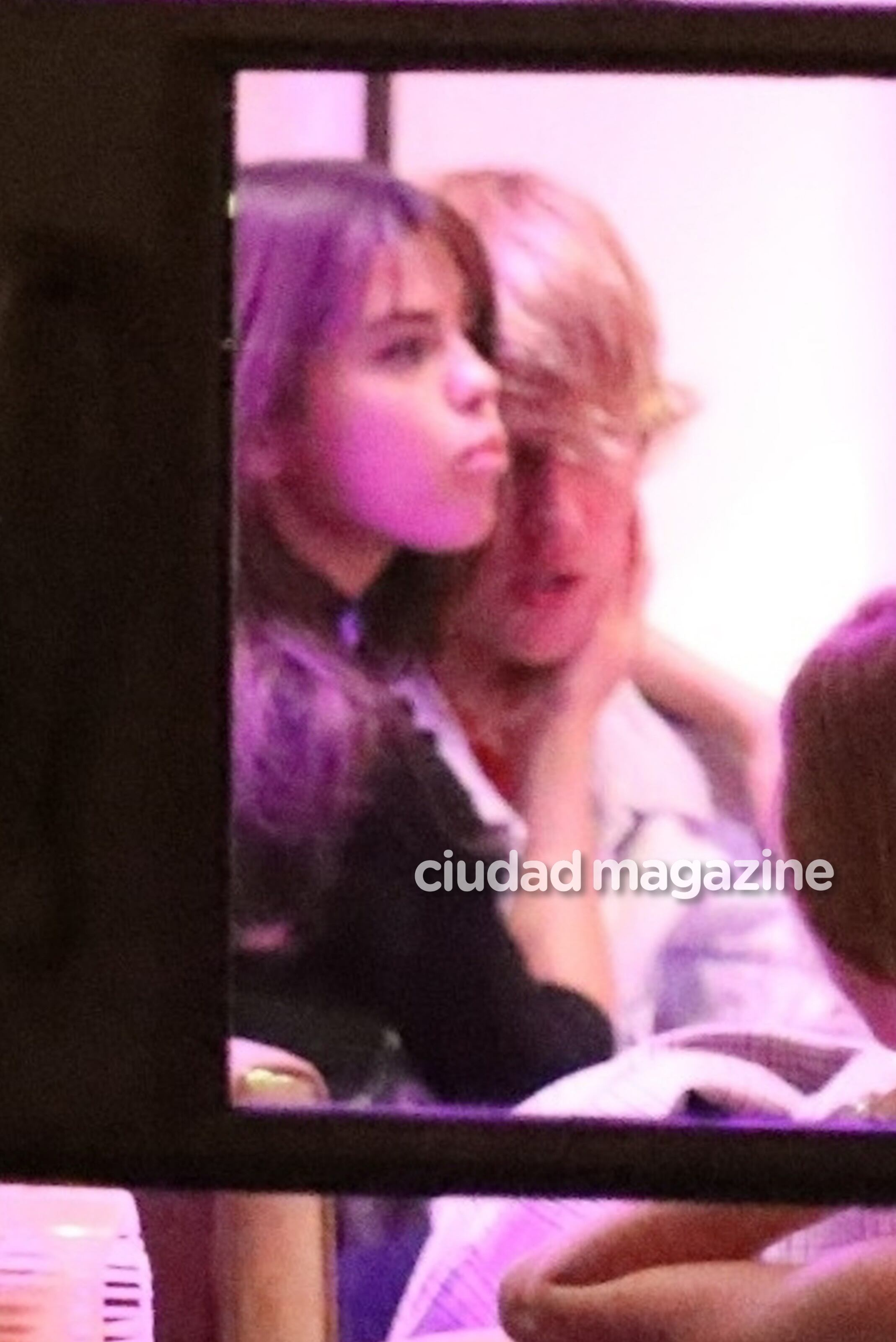 Justin Bieber y Selena Gomez, infraganti a los besos. Foto: Grosby Group.