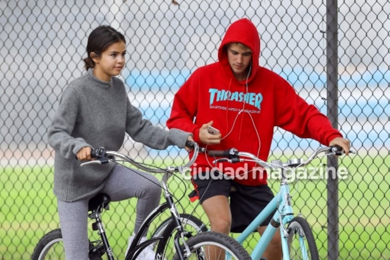 Justin Bieber y Selena Gomez, ¿reconciliación confirmada?: paseo en bicicleta y arrumacos al sol en Los Ángeles 
