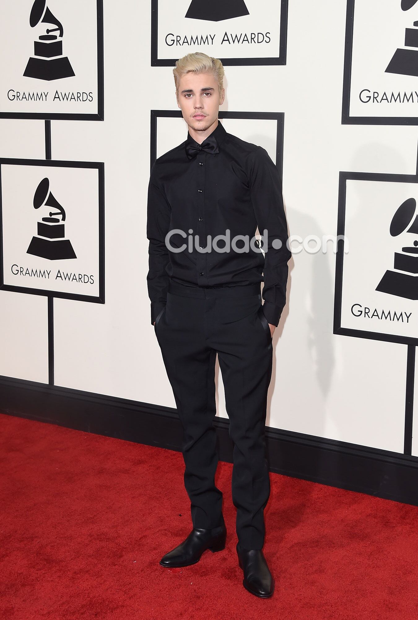  Justin Bieber y su look platinado para la ocasión (Fotos: AFP). 