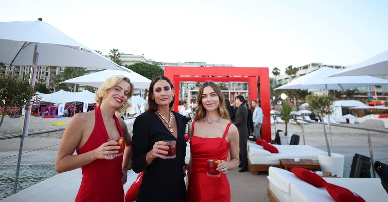 Justina Bustos, la bartender Mona Gallosi y Laura Laprida. Foto: gentileza Campari.