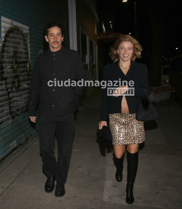 Justina Bustos y su pareja en el estreno de En el Barro (Foto: Movilpress).