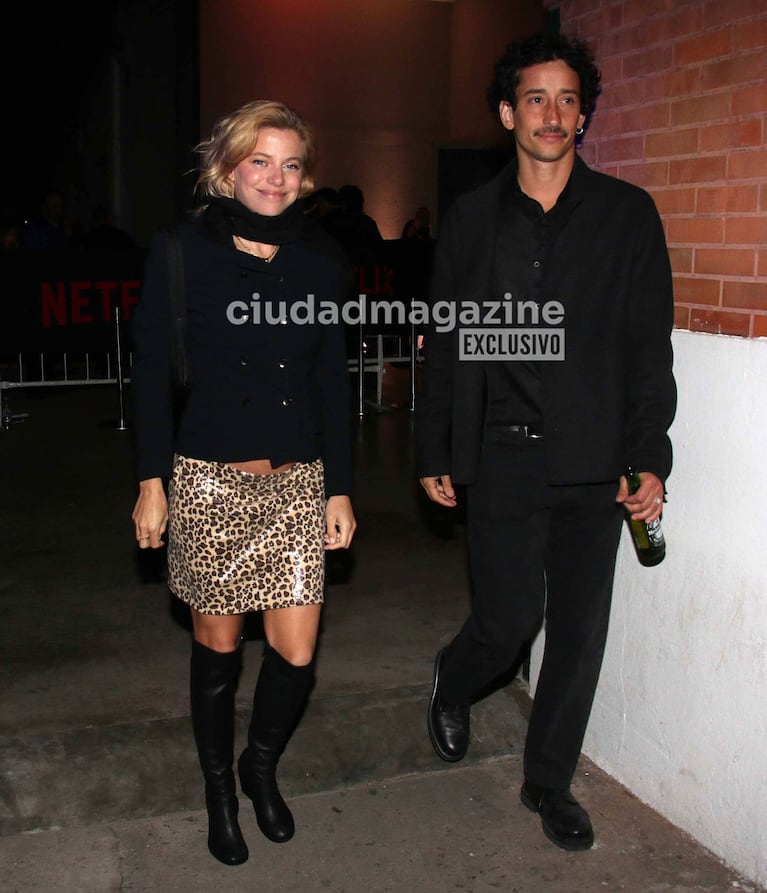 Justina Bustos y su pareja en el estreno de En el Barro (Foto: Movilpress).
