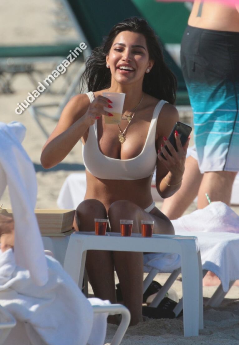 Kamilla Osman, la mediática doble de Kim Kardashian, diosa en bikini en Miami