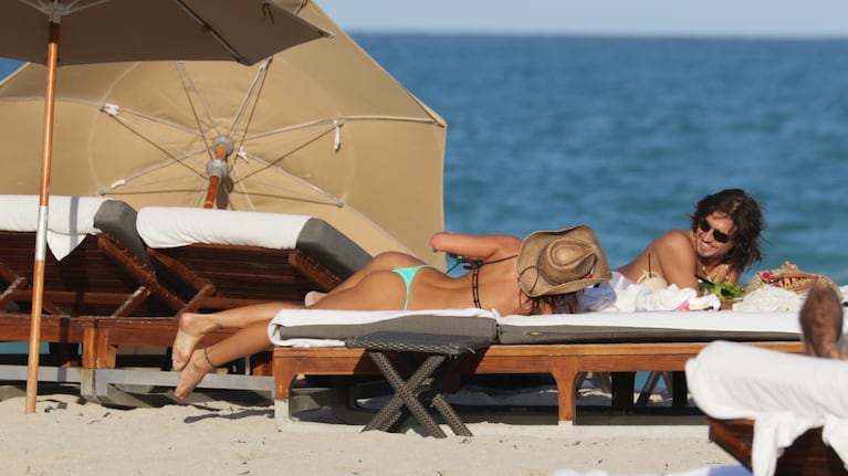 Karina Jelienk y Juan Soler, ¿más que amigos? en Miami. (Foto: Grosby Group)