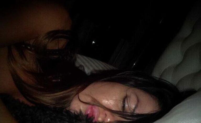 Karina Jelinek, junto a su mascota en la foto que publicó en Twitter (Foto: Twitter). 