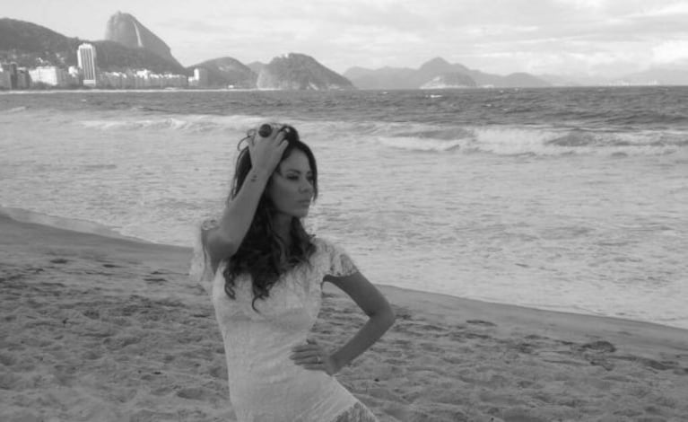 Karina Jelinek, sensualidad argentina en las playas de Río de Janeiro (Foto: Twitter).
