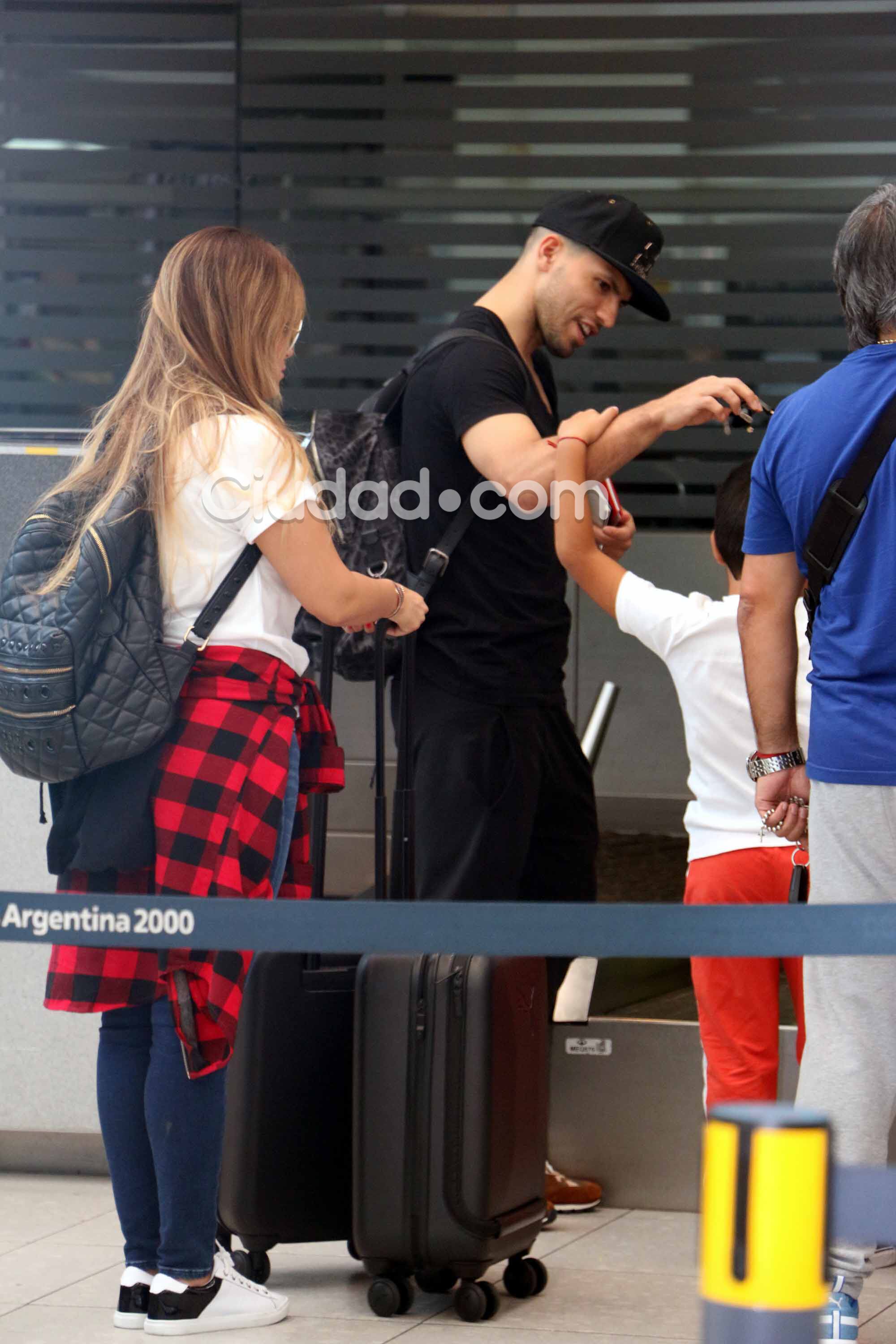 Karina "La Princesita" Tejeda y Sergio "Kun" Agüero, juntos con Benjamín en el Aeropuerto de Ezeiza. Foto: Movil Press - Ciudad.com
