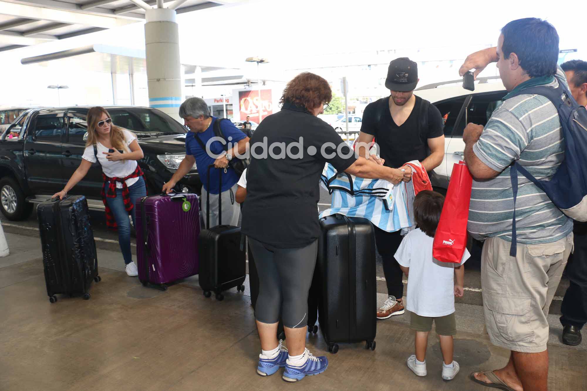 Karina "La Princesita" Tejeda y Sergio "Kun" Agüero, juntos con Benjamín en el Aeropuerto de Ezeiza. Foto: Movil Press - Ciudad.com