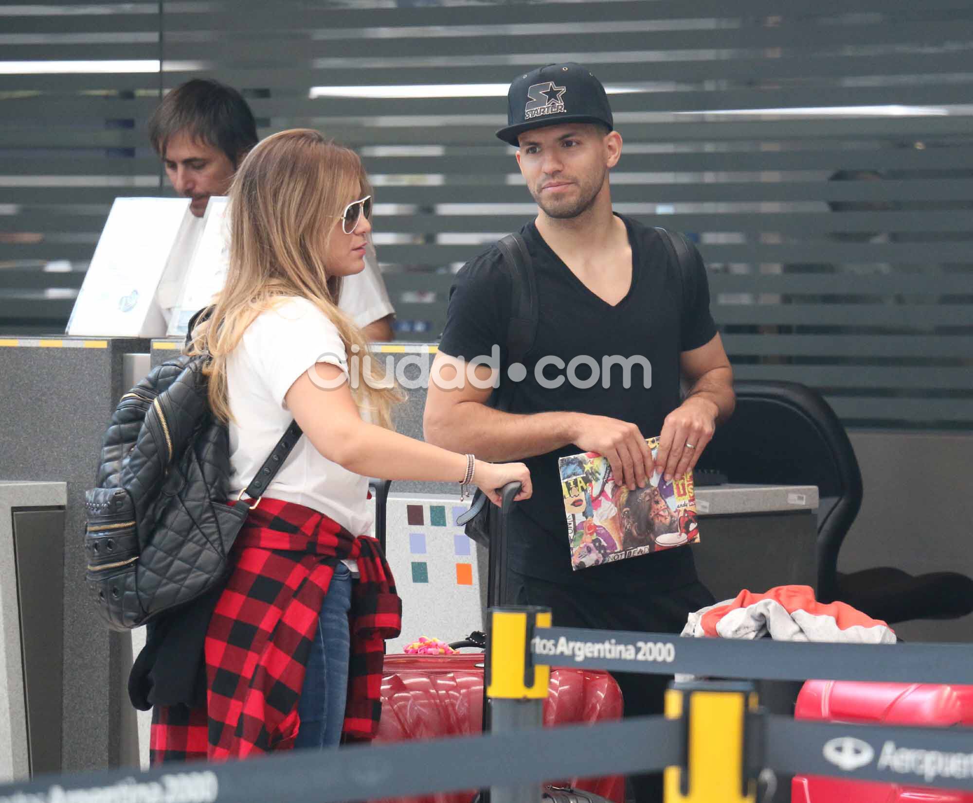 Karina "La Princesita" Tejeda y Sergio "Kun" Agüero, juntos con Benjamín en el Aeropuerto de Ezeiza. Foto: Movil Press - Ciudad.com