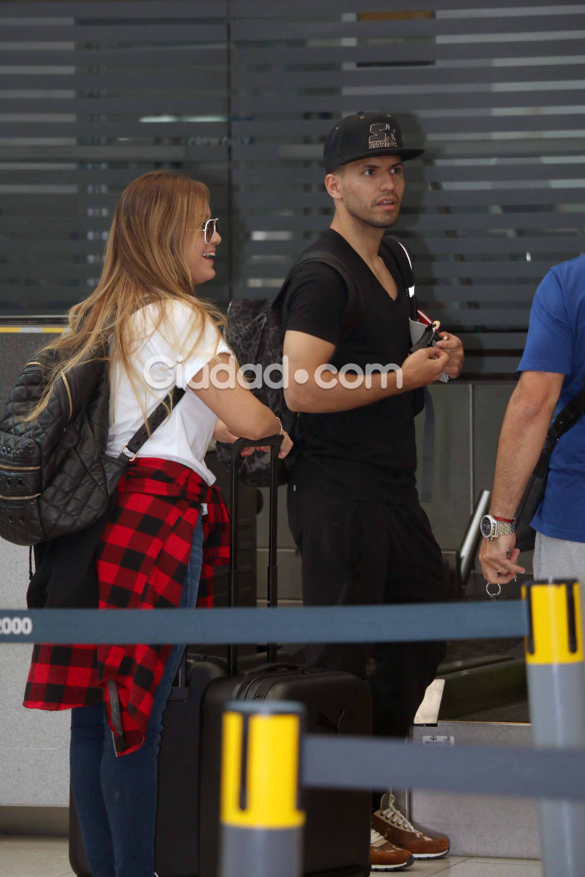 Karina "La Princesita" Tejeda y Sergio "Kun" Agüero, juntos con Benjamín en el Aeropuerto de Ezeiza. Foto: Movil Press - Ciudad.com