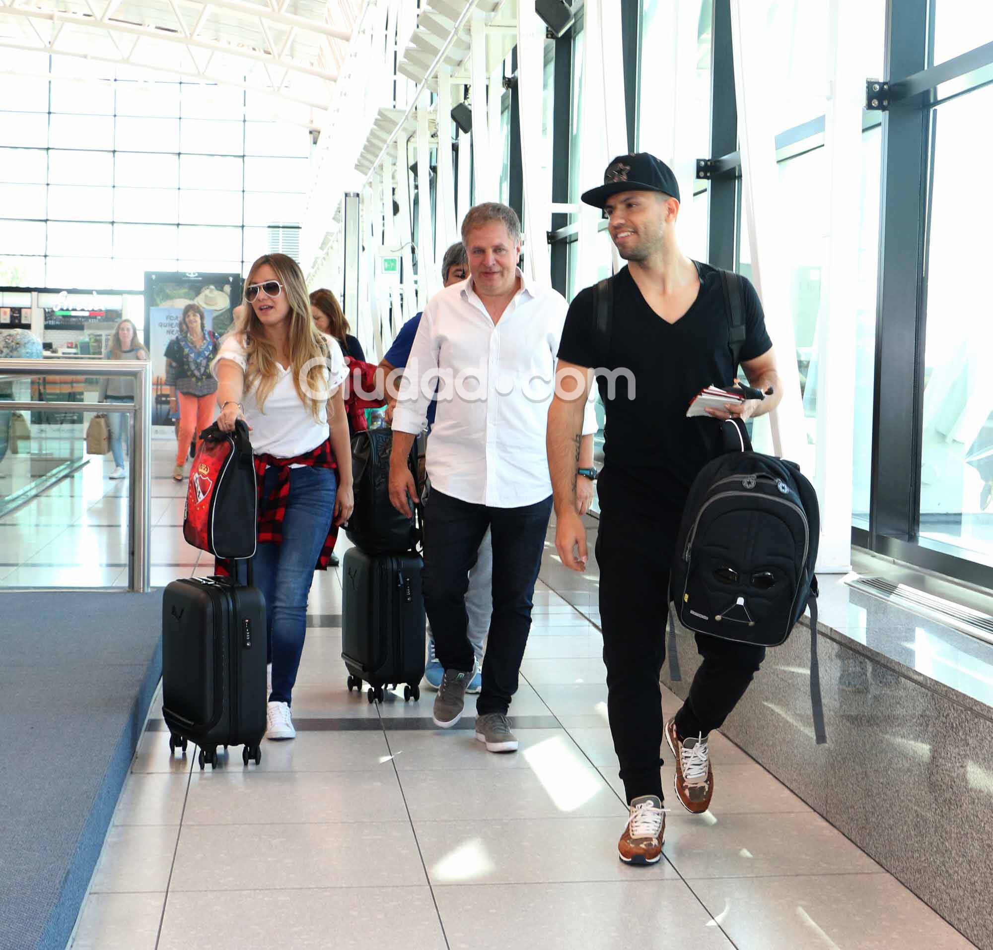 Karina "La Princesita" Tejeda y Sergio "Kun" Agüero, juntos con Benjamín en el Aeropuerto de Ezeiza. Foto: Movil Press - Ciudad.com
