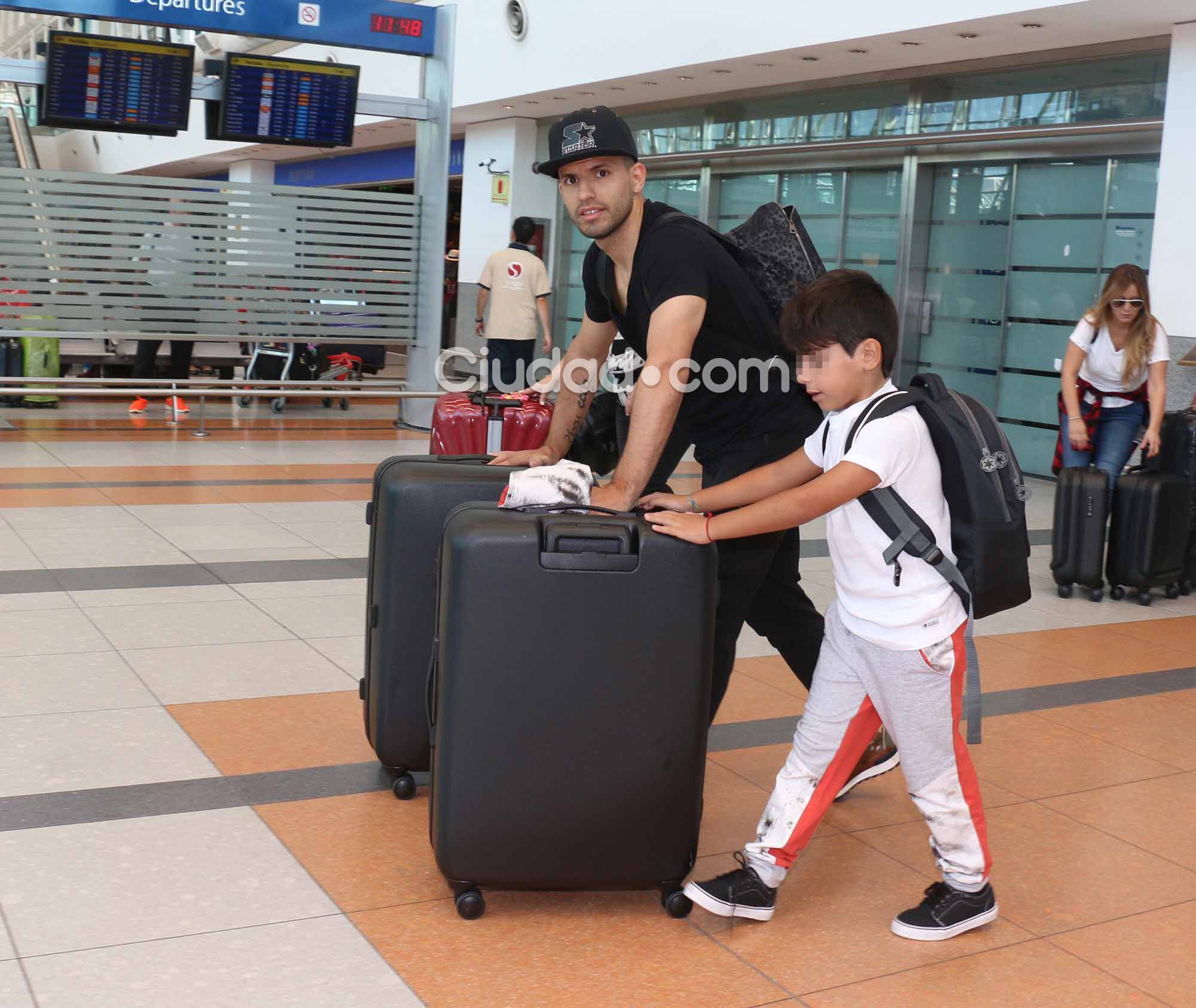 Karina "La Princesita" Tejeda y Sergio "Kun" Agüero, juntos con Benjamín en el Aeropuerto de Ezeiza. Foto: Movil Press - Ciudad.com