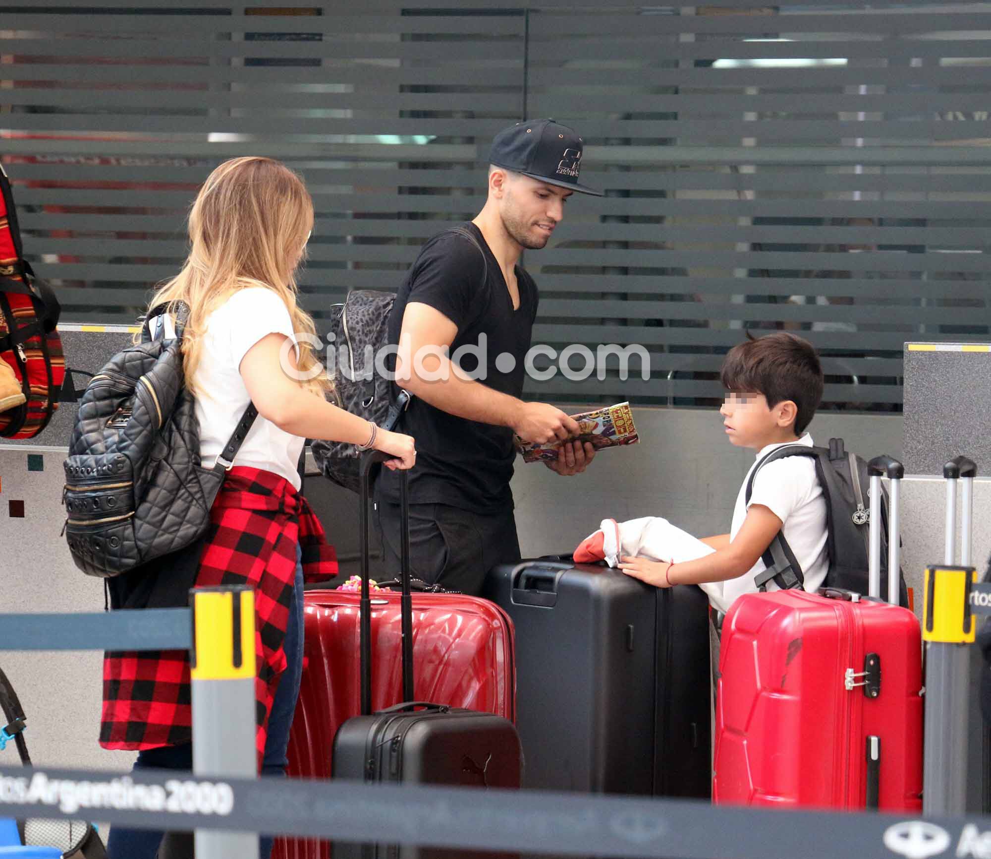 Karina "La Princesita" Tejeda y Sergio "Kun" Agüero, juntos con Benjamín en el Aeropuerto de Ezeiza. Foto: Movil Press - Ciudad.com