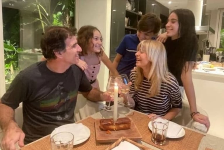 Karina Rabolini celebró sus 53 años feliz junto a su nueva familia: su novio y los tres hijos de él